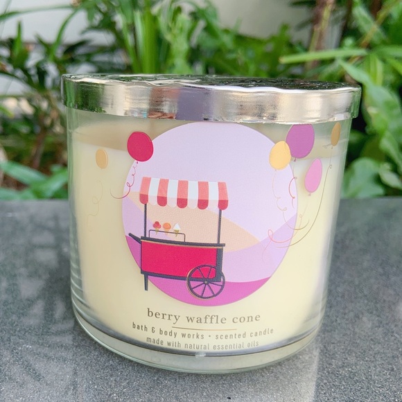 Bath and body works Berry waffle cone candle - Picture 6 of 7